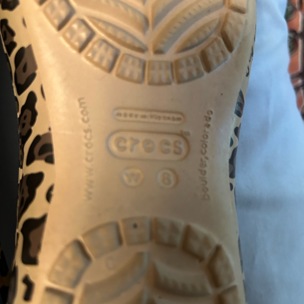 Crocs! Leopard Print Size 8 - image 3